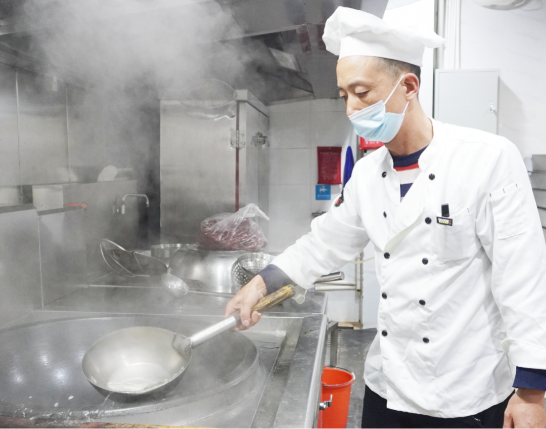 【太阳成集团tyc7111cc药业30周年人物专访】同心30载 同行太阳成集团tyc7111cc人——（三十三）杨义：让大家吃饱吃好 全身心投入到工作中